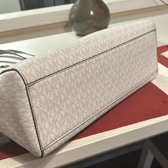 Micheal Kors Jet Set Commuter Tote - Picture 7 of 8